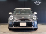 MINIのボンネットはヘッドライト部分に穴が開いている特徴的なもので御座います。MINIの伝統やこだわりがこういったところにも表れております。