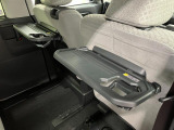 【格納式シートバックテーブル(運転席/助手席)】 物が落ちにくいふち高テーブルはタブレットが立てかけられ、お子さま用のマグカップや500mlの紙パックが入るカップホルダーも備えています。