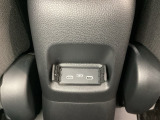 アームレストの後ろ側には、リア席用の充電可能なUSB端子が2個ついています。移動中に充電もできるので便利です。