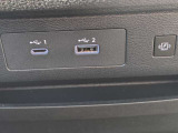 スマホ充電に便利なC端子や無接点充電も装備です!