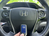 左右にスイッチ類を備え、手元で各種機能にアクセスしやすい仕様です。握りやすい形状で、運転姿勢を保ちながら必要な操作を行いやすく、日常の運転をサポートします。