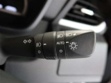 周囲が暗くなると自動でヘッドライトを点灯するオートライト機能付き。周囲が明るくなると自動で消灯します。