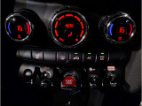 MINIの内装はとにかく『円』に拘ったデザインコンセプトが一目で伝わってきます。これほど円形に拘った車は他に御座いません。伝統のデザイン、トグルスイッチなど遊び心のある内装で御座います。