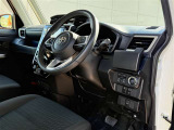運転席と助手席の間に仕切りがなく、足元がゆったりしてます。