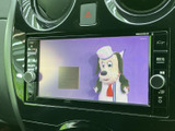 画面にテレビ映像が表示されており、停車中に映像を視聴したいときに活用できます。画面の操作部も近くにまとまり、必要な項目を確認しながら利用できる便利な装備です。