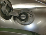 ガソリン給油口の位置を確認できます。充電に加えてガソリン給油にも対応するR-EVの構成を確認できます。