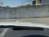 HUD: ヘッドアップディスプレイはドライバーが前方に集中できるよう、ナビや車速情報をフロントガラスに投影するシステムです。