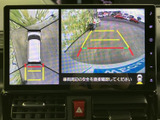 車両周囲を俯瞰した映像と後方の映像を画面で確認でき、駐車時の周囲確認に役立ちます。目安となるガイド線も表示され、車庫入れや切り返しの際に状況を把握しやすい装備です。
