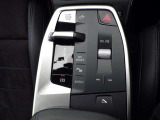 BMWの電子式シフトレバーはシンプル設計で機能的です。誤操作防止機能になっています。