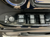 電動格納式リモコンドアミラーと、パワーウィンドウスイッチ等は運転席ドアにあります。