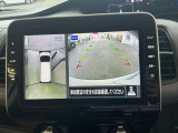 『アラウンドビューモニター』はスムーズな駐車と安全確認をサポートします。
