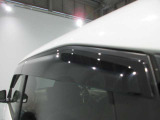 クルマと一体感がある.デザインのプラスチックバイザー 雨の日でも車内の換気ができます。