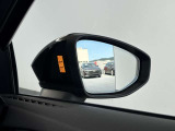 ●アウディサイドアシスト『後方の死角を並走する車両を検知しドアミラーの内側のLEDが点灯。ドライバーに注意を促し事故を未然に防ぐシステムです。』