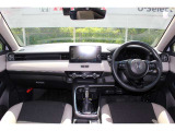 運転時の視界周辺の見やすい位置にメーターやディスプレーオーディオをレイアウト。スイッチ類は自然に手が届く位置に配置され、視線や動作の流れを断ち切らない、ストレスフリーの運転動作を可能にします。