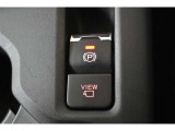 電動パーキングブレーキはスイッチ一つ(指で引く、または押す)でパーキングブレーキの作動・解除ができます。力が必要ないため、誰でも簡単に操作できます。