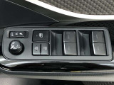 パワーウィンドのスイッチです。運転席に座りながら、助手席や後席の窓を開け閉めできるので大変便利ですよ。