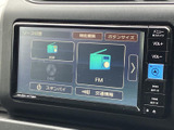 AM・FMなどの音源が画面上に表示され、選びたい項目をひと目で確認できます。音源切替や交通情報のメニューもまとまり、移動中の音楽や情報確認に活用できます。