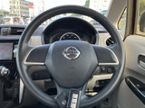 運転席からメーターや前方を見渡しやすい位置にまとまり、手元のスイッチも活用できます。握りやすい円形の形状で、日々の運転時に扱いやすいコックピットを支えます。