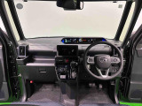 360&deg;UV&IRカット機能ガラス採用。見易い計器類と運転し易いレイアウトのドライビングポジションは、極細Aピラーの採用で視角も少なく前方&左右の見切りが良く安心して運転できます。