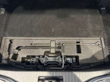 車載工具はラゲッジスペースのフロア下にございます。