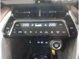 お車のキーはスマートキーです。キーを身につけた状態で車に近づき、ドアロックの解錠や施錠操作が出来ます。雨の日など両手がふさがっている時など、とっても便利ですね。