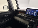 水平基調のインテリアパネルは運転席からの見晴らしをすっきりとさせてくれます。