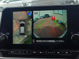車を真上から見ているように、周囲の状況を把握しながら安心して駐車が行えるアラウンドビューモニター!