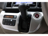 インパネシフトだから視線の移動も少なく足元もスッキリ♪運転席もゆったりしているのでゆとりを持ってドライブできますね!