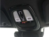 ルーフにあるボタンは、車両が始動しない場合、パンクした場合、または事故に遭った場合などの緊急時に支援の要請に使用できるため、安心感を高めることができます。
