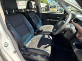 足元もゆったりで長時間の運転も疲れにくいフロントシートです。