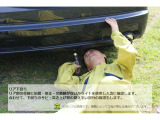 リア部の骨格に損傷・修正・交換跡がないかライトを使用し入念に確認します。合わせて、下回りのサビ・突き上げ等の見えづらい部分の確認もします。