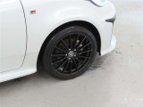 装着タイヤサイズは、225/40R18です。純正アルミホイールを装着しております。