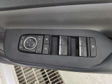 パワーウィンドウのスイッチですよ。運転席に居ながら窓を開け閉めのコントロールできます。