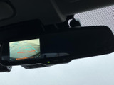 後方の映像とガイド線を画面で確認でき、駐車時や車庫入れの際に周囲の状況を把握する目安になります。目視とあわせて確認できる便利なサポート装備です。