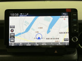 地図を大きく表示する画面と、側面のボタンやダイヤルを組み合わせた操作部を備えています。目的地の確認や音量調整など、日々使う機能にアクセスしやすい配置です。