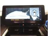 バックモニター付き。駐車の際のサポートとなり、必須アイテムのひとつですよね。それでも、バックする際は必ずご自身の目で確認をしてください。パノラミックビューで上から見下ろした視点でも確認できます!