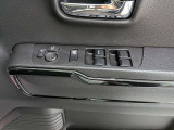 パワーウィンドウのスイッチですよ。運転席に居ながら窓を開け閉めのコントロールできます。