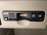 ETCがついています。高速道路の料金所の通過も楽々です。 カードの取り出しもしやすい場所についています。