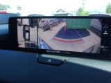 360度ビューカメラを搭載。4方の小型カメラの映像を処理し、車両真上からの映像に変換しています。