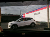サッと引き上げるだけで直射日光を優しくカット。車内の温度上昇を抑え、夏場のドライブがグッと快適になります。