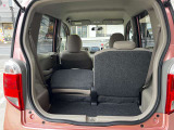 リアシートの背もたれは左右別々に倒す事が可能ですので、乗車人数やお荷物の量にアレンジが可能です。