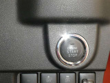 スマートキーを携帯していればキーを取り出さずにドアを施錠&解錠。クルマの始動も可能です。