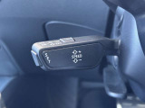 ●アダプティブクルーズコントロール『設定した速度で前方車両に追いつくと、安全な車間距離を自動で調整して前方車両を追従します。長距離ドライブでの疲労を軽減する大変重宝する機能です。』
