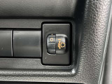 ライトレベリングのボタン運転席右下にございます。