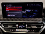 【ドライバーコックピット】人間工学に基づきドライバー中心にすべての操作パネルを設計。ドライバーが直感的に操作できる様にドライバー側にわずかに傾斜。常に運転に最適な姿勢/視線を保つ事が出来ます!