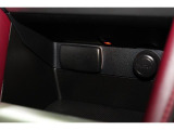 小物の収納に便利なセンタートレイには携帯等のデバイスの充電可能なUSB出力電源付です。