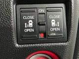 【両側パワースライドドア】両側がパワースライドドアになっており、運転席のスイッチやスマートキーでも開閉が可能です!開口部も広いので乗り降りも楽々♪