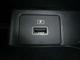 純正オプション品のUSBポートが装備されていますので、お手持ちのスマートフォンやタブレットの充電が可能です♪