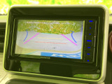 後方の様子を画面で確認でき、駐車時の周囲確認をサポートします。車両の後端付近にガイド線も表示されるため、駐車枠へ合わせる際の目安として活用可能。画面を見ながら慎重に後退したい場面で心強い装備です。