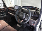 ◆視界広々で非常に運転しやすくロングドライブでも疲れを感じさせないすっきりとまとまったインパネ周りです。